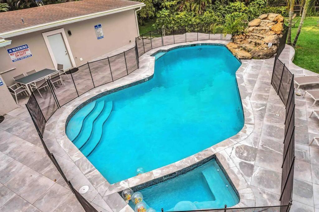 Вілла Rare Hidden Getaway Heated Pool 1.5 Acres! Sleeps 16 Форт-Лодердейл Екстер'єр фото