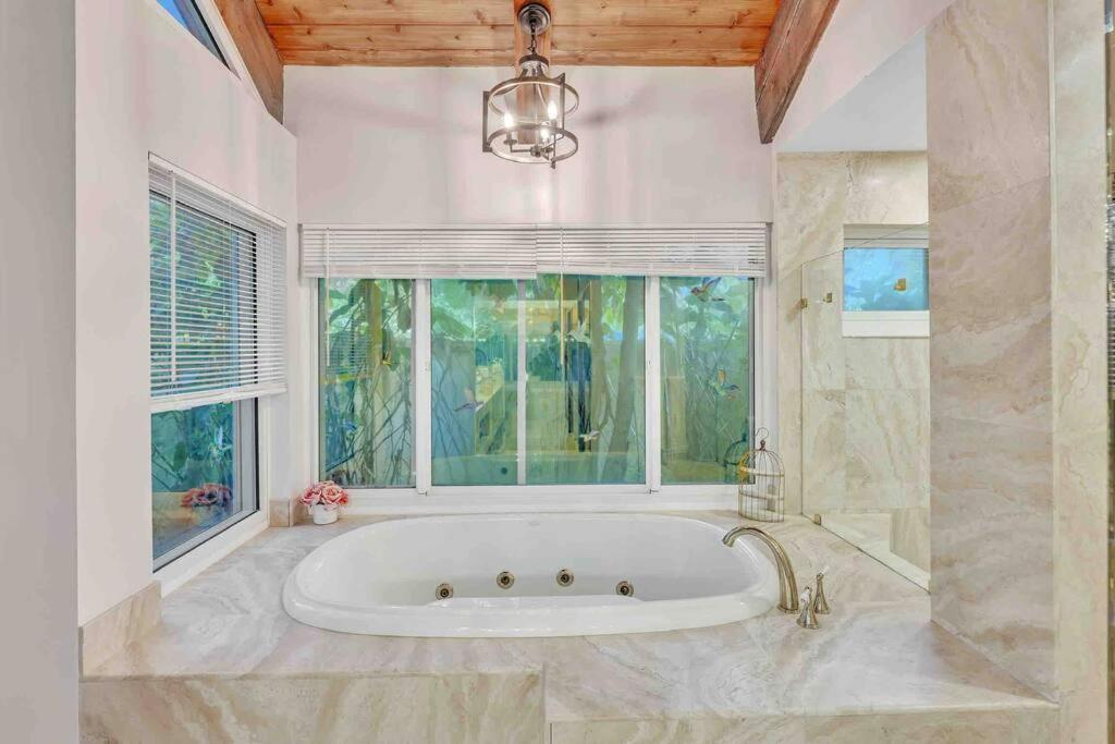 Вілла Rare Hidden Getaway Heated Pool 1.5 Acres! Sleeps 16 Форт-Лодердейл Екстер'єр фото